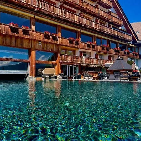 Beau Avec Piscine Et Terrasse A Montana Апартаменты *
